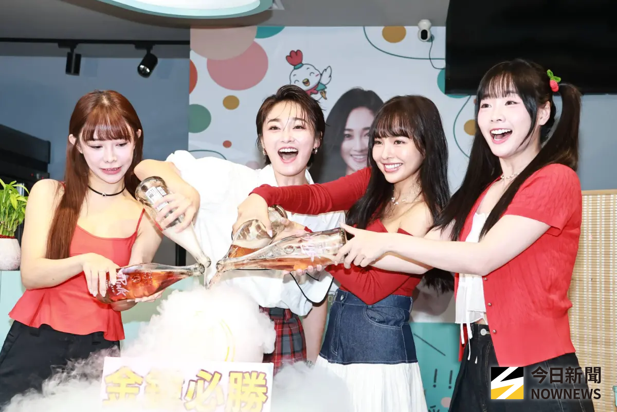 ▲巫苡萱（左起）、張文綺、凱希、籃籃今（14）日出席《天才衝衝衝》入圍金鐘造勢記者會，張文綺共試過6套禮服、總價約1億之多，還被巫苡萱笑虧「上半身都不穿，只遮臉！」巫苡萱也豁出去，將呈現令人遐想的模樣，十分期待。（圖／記者吳翊緁攝影）