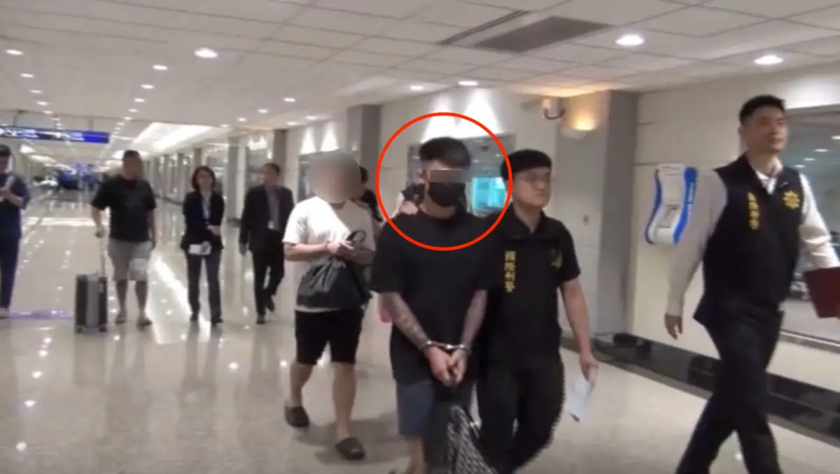 ▲「萬源集團」招募組幹部之一的21歲范姓男子，在越南被逮後遭押解回台。（圖／翻攝畫面）