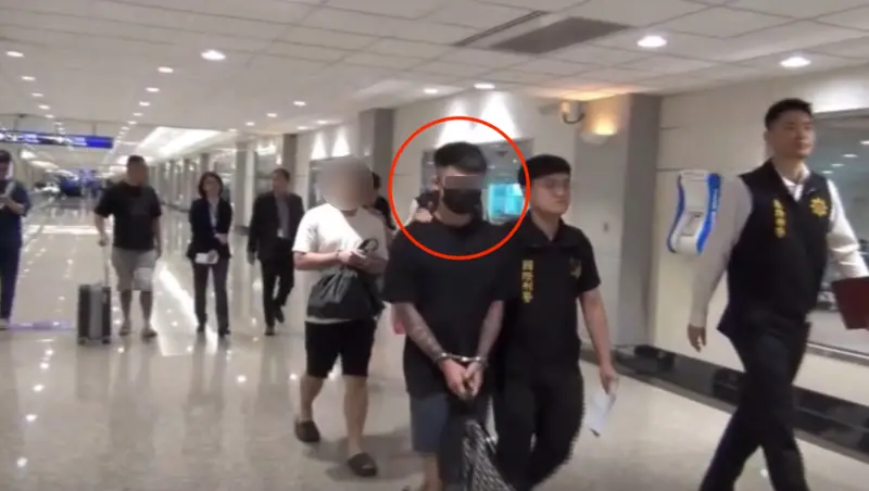 ▲「萬源集團」招募組幹部之一的21歲范姓男子，在越南被逮後遭押解回台。（圖／翻攝畫面）