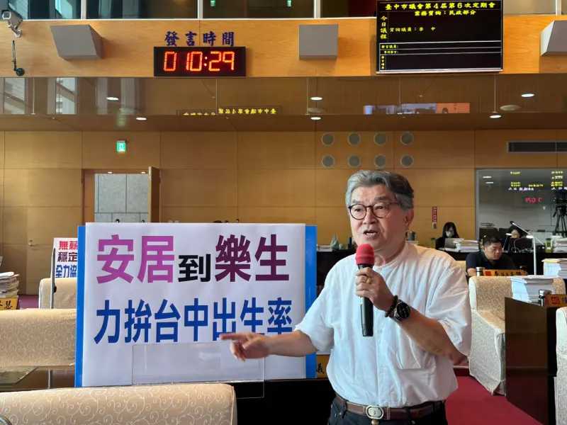 ▲議員李中建議，社會住宅針對有子女的家庭，提供優先入住與租金優惠，以鼓勵生育(圖／柳榮俊攝2025.10.14)