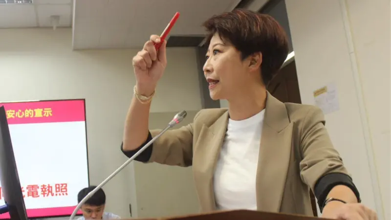 ▲民進黨立委陳亭妃13日質詢時強勢介入，獲農業部與經濟部允諾。（圖／陳亭妃臉書）