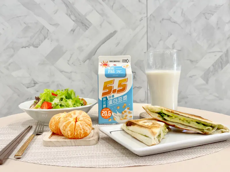 ▲營養師趙函穎推薦【統一陽光無加糖超優蛋白豆漿】，每瓶有20.6克高含量蛋白質，無加糖少負擔，堪稱運動後最佳補給！（圖／統一陽光提供）