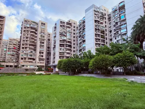 ▲興安國宅是車位供給量相對比較多的社區。（圖／信義房屋）