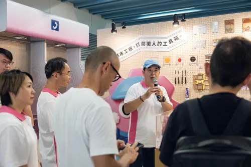 ▲「2025新北製造：打開城市工廠」突破傳統展覽形式，分別在捷運中原站及環狀線列車打造微型展覽