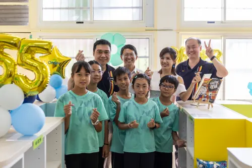 ▲歐德何俊明設計師(左一)為彰化復興國小規劃第54所幸福圖書室，右起陳國甫總經理、藝人廖盈婷、校長謝添裕與學生開心合影。（圖／歐德集團提供）