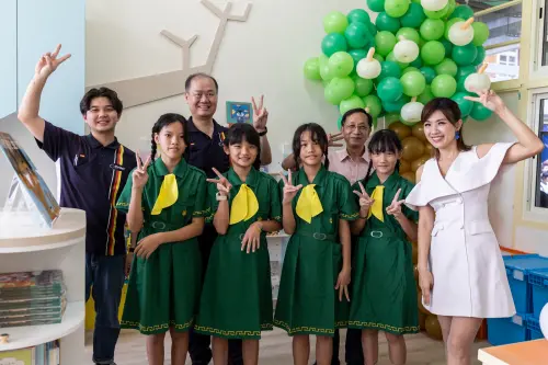 ▲在充滿童趣的芙朝國小第55所歐德幸福圖書室，左起陳彥霖設計師、陳國甫總經理、校長周金木與孩子開心合影。（圖／歐德集團提供）