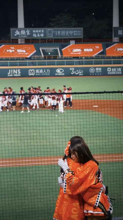 ▲瑟七（右）在賽後輸了以後抱著隊友包子（哭）。（圖／翻攝自瑟七IG@__seul777）