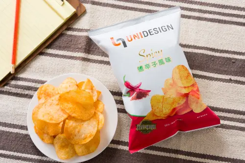 ▲UNIDESIGN洋芋片「唐辛子風味」結合多種辛香料，味道濃郁但不膩口。