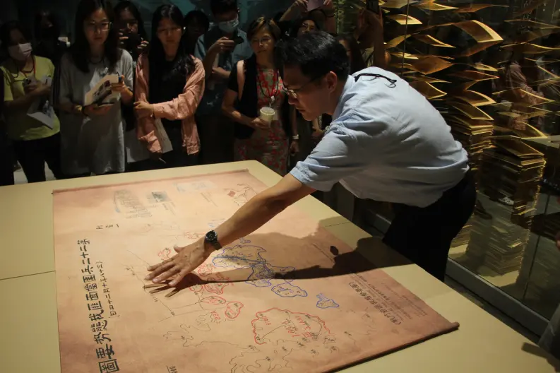 ▲檔案局研究員指出,當時古寧頭戰役因為共軍登陸點受到東北季風影響出現偏移,也對於戰事產生決定性影響。(圖/記者鍾泓良攝影)