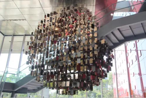 ▲「以史為鏡」，使用1705片鏡面不鏽鋼，構築直徑達6公尺的巨型立體圓鏡，鏡面背面印製過往36個主題檔案特展的精選檔案。（圖／記者鍾泓良攝影）