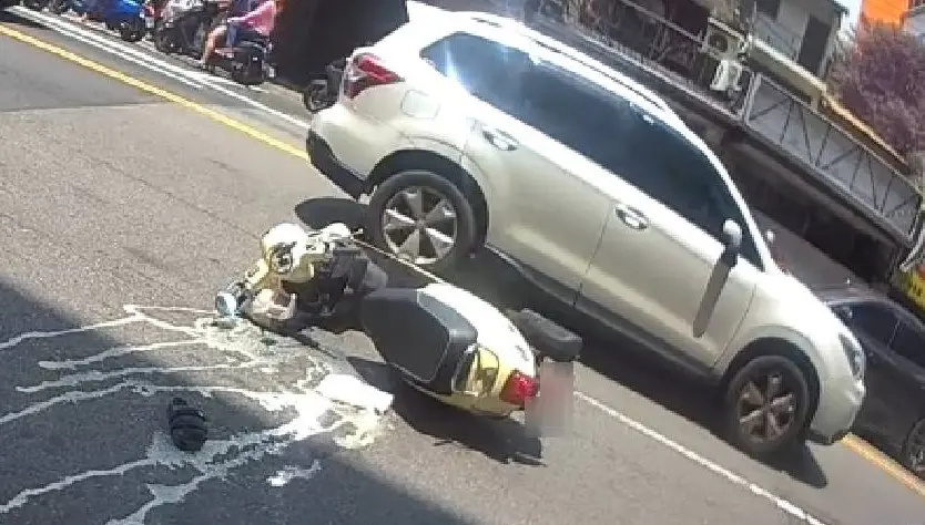 ▲騎士一看到警察就猛加油門離去，卻太過緊張撞上一輛自小客車卡在車下，員警上前處理時意外查出騎士竟是一名通緝犯（圖/記者鄧力軍翻攝）