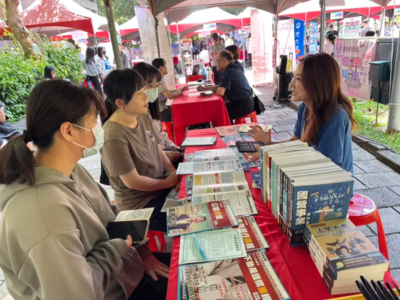 ▲嶺東科大首辦秋季就博會今日登場，近40家企業參與，提供實習、全職、工讀與兼職機會。（圖／嶺東科大提供）