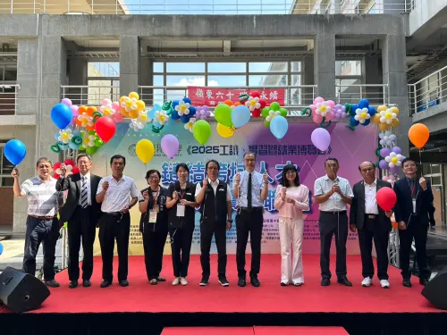 ▲嶺東科大今日首辦秋季就博會，產官學代表共同為就博會揭幕。（圖／嶺東科大提供）