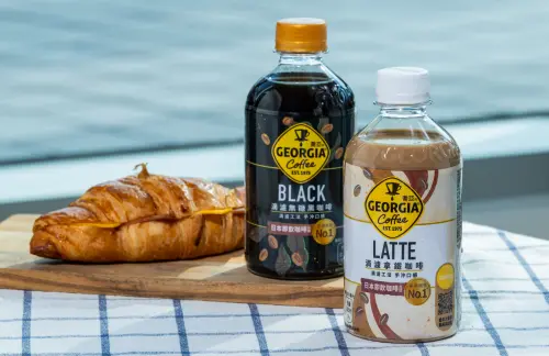 ▲喬亞雲朵拿鐵系列推出焦糖與榛果白巧克力兩款風味：焦糖風味帶有太妃糖般的香甜，柔和卻不失勁道，搭配餅乾或堅果就是完美下午茶