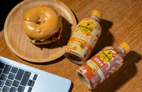 ▲榛果白巧克力風味則以白巧克力的甜香融合榛果堅果調性，宛如將甜點融入咖啡，讓人彷彿漂浮在雲端，適合午後小憩時刻。