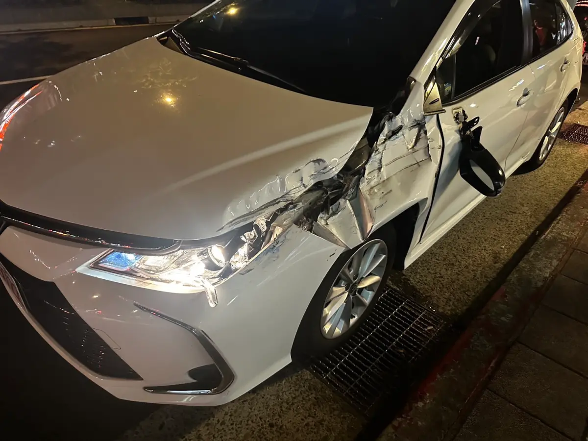 ▲台北市大安區昨（13日）晚間發生一起小客車撞小貨車的意外。（圖／翻攝畫面）