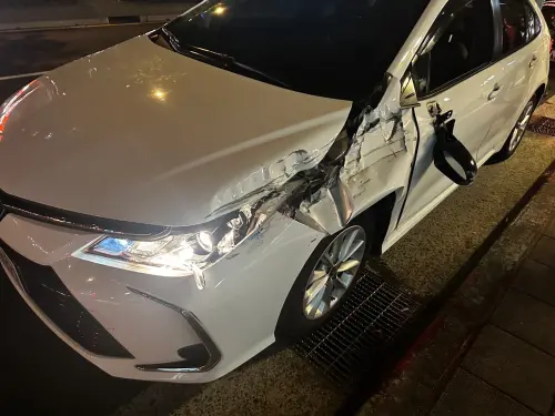 開一半突撞小貨車！北市男驚喊「太暗了看不見」車身、後照鏡全毀
