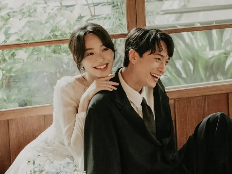 ▲劉俊謙（右）與蔡思韵（左）在東京結婚，兩人視當初找他們合演《幻愛》的導演周冠威為媒人，周冠威透露，那時就曾經跟副導演聊天時，提到如果他們戲外不能成為情侶，就是片子的劇本寫得不好。（圖／MOM production limited 提供）