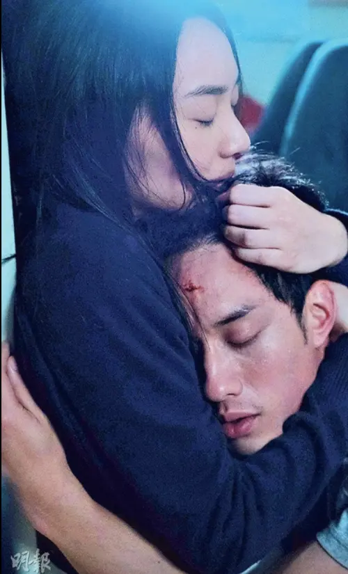 ▲劉俊謙（右）與蔡思韵（左）在《幻愛》中有段很糾結的戀情，戲外彼此也燃起愛火，成為外界熟知的演員伴侶。（圖／摘自IMDb）