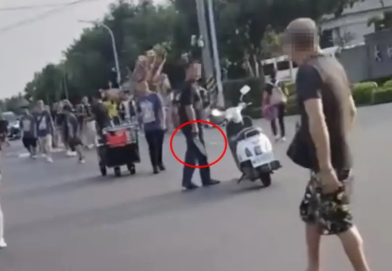 不勝酒力！嘉義醉男騎車闖遶境隊伍「持刀亂揮」　被逮酒醒後悔了