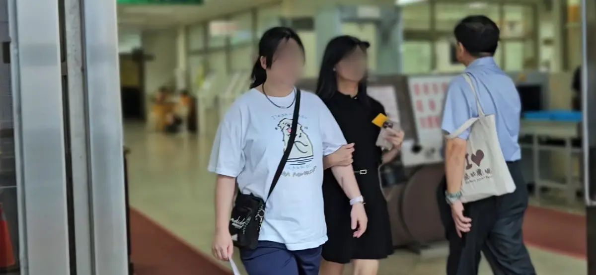 ▲李姓女子（左）涉嫌假冒東京大學醫學系交換學生潛入台大兒童醫院看病歷、巡房甚至問診，遭起訴個人資料保護法，一審判決無罪後檢方上訴，她到高等法院出庭。（圖／記者劉松霖攝）