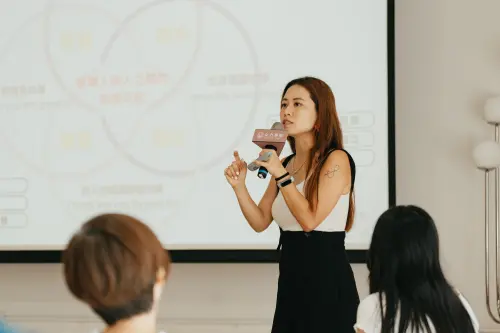 ▲S校長經常分享自身職涯轉折。（圖／女力學院提供）