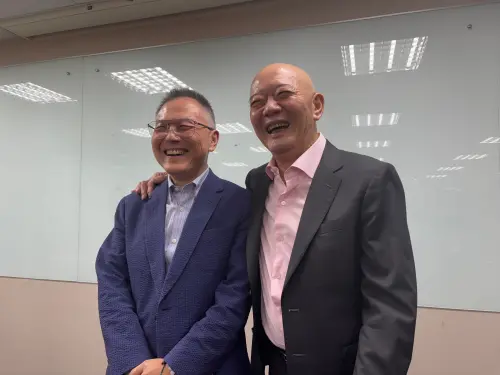 ▲76歲的特力集團總裁何湯雄（右）重新出山執掌特力屋，笑說：「很興奮！」左為特力屋總經理張栢青。（圖／記者徐銘穗攝）