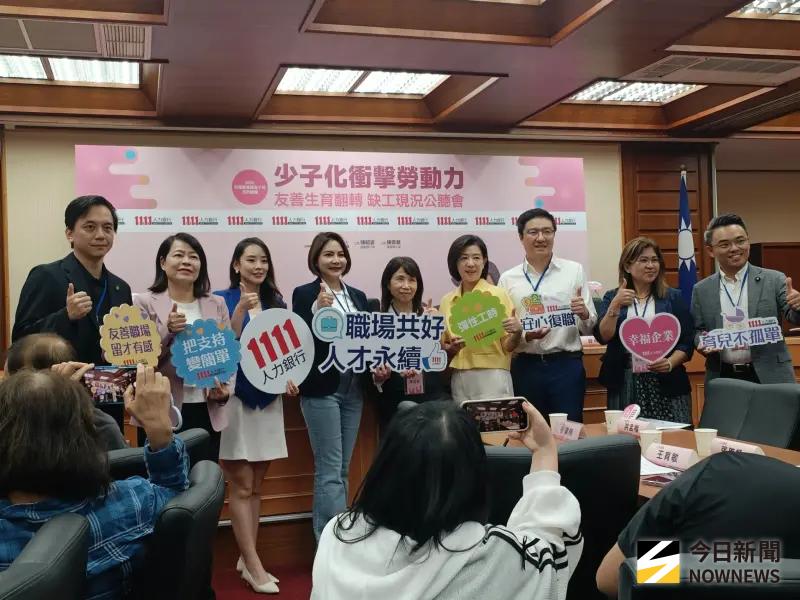 ▲根據人力銀行調查，上班族擔憂生育影響升遷，也沒有生育動力，仍有3成企業生育福利僅過勞基法低標，期望企業提供經濟補助、工作保障、彈性工時等措施減輕生養壓力措施。（圖／記者許若茵攝）