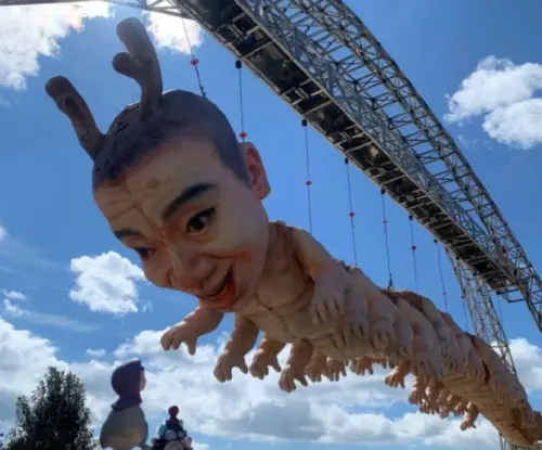 不能只有我看到！中國遊樂園驚見「人體蜈蚣」雕塑　高處盯著你笑
