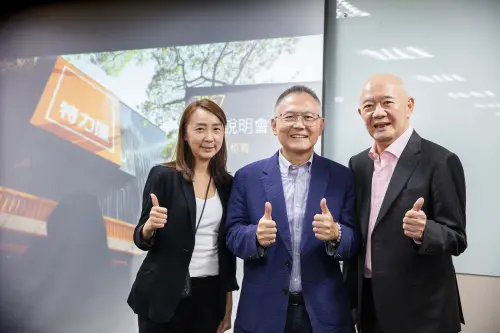 ▲特力屋14日舉辦興櫃前法說會。右起特力集團總裁暨特力屋董事長何湯雄、特力屋總經理張栢青、特力屋財務總監暨發言人蔣毓婷。（圖／特力屋提供）