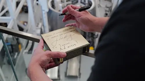 ▲產品上留有手寫訊息：「From a single spark: a world of intelligence（從一個火花，點燃智慧世界）」。（圖╱取自輝達官網）