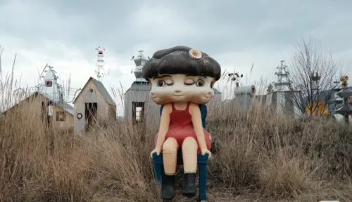 ▲中國雲南荒野之國園區出現詭異的三面女孩雕塑，引發討論。（圖／翻攝自微博）