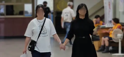 ▲冒牌醫師李姓女子（左）開完庭離開，牽她手的黑衣熟女見到記者，立刻躲回院內，再自行跑出開車子過來。（圖／記者劉松霖攝）