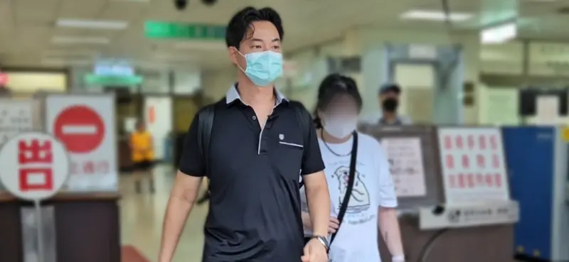 ▲李姓女子最後在委任律師護送下離開高等法院。(圖/記者劉松霖攝)