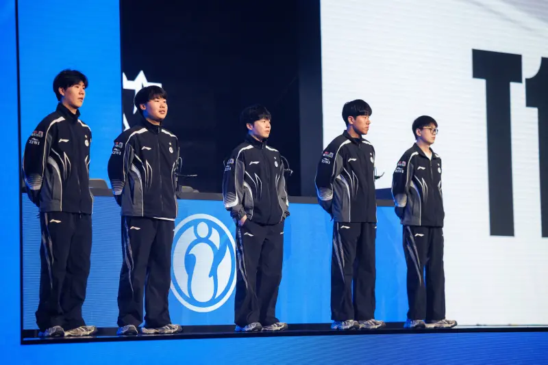 ▲《英雄聯盟》世界賽史詩級入圍賽由 LCK 第四種子 T1 對決 LPL 賽區第四種子 IG ，IG在第二場比賽展現韌性，擊潰T1扳平比賽。（圖／LOL Esports Flickr）