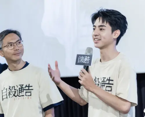 ▲《自殺通告》導演周冠威（左）稱讚演叛逆學生的劉敬（右）太帥，只好叫他在片中理平頭，讓劉敬不太好意思。（圖／本萃電影提供）