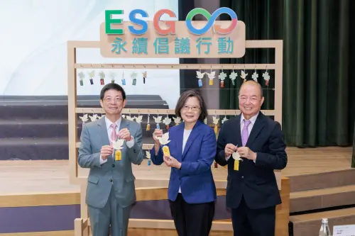 ▲前總統蔡英文（中）於「玉山ESG永續倡議行動」現場親筆寫下「點亮台灣，幸福未來」的祈福御守，並與玉山金控創辦人黃永仁（右）、董事長黃男州（左）合影。（圖／玉山金提供）