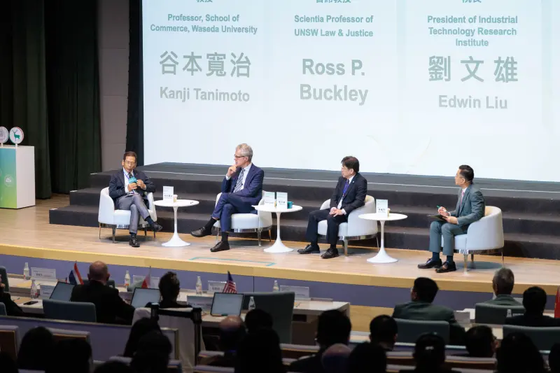 ▲右起為玉山金控永續長張綸宇、工研院院長劉文雄、新南威爾斯大學教授Ross P. Buckley、早稻田大學教授谷本寬治於「玉山ESG永續倡議行動」Panel座談中,探討科技與人才如何驅動永續轉型。(圖/玉山金控提供)