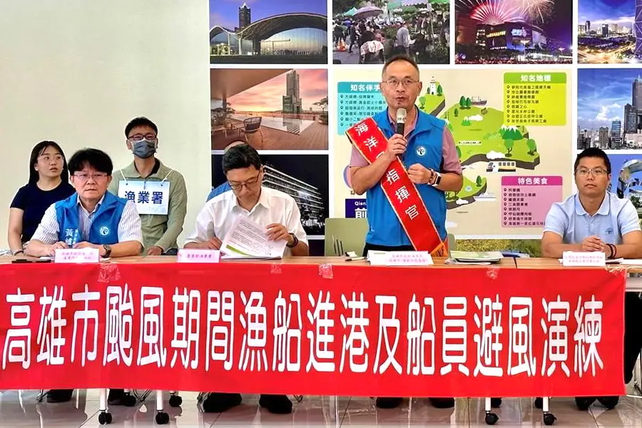 ▲高雄市政府海洋局舉辦外籍船員上岸避風演練活動，由副局長羅長安(站立者)主持。(圖／高雄市政府海洋局提供)