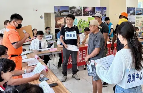 ▲高雄市政府海洋局舉辦外籍船員上岸避風演練活動，參與人員演練的情形。(圖／高雄市政府海洋局提供)