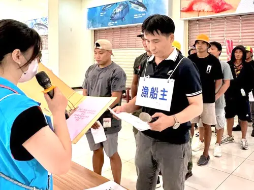 ▲高雄市政府海洋局舉辦外籍船員上岸避風演練活動，參與人員演練的情形。(圖／高雄市政府海洋局提供)