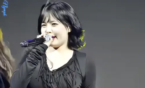 ▲泫雅（如圖）近期演出畫面曝光，身材明顯走樣，整個人胖了一圈，熱舞時甩動肥肉的樣子被網友砲轟「很像大媽」，讓她尷尬回應自己實在吃太多。（圖／IG hyuna_is_all_ilove）