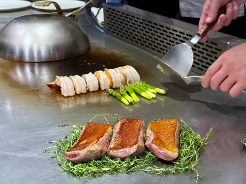 ▲夏慕尼鐵板燒端出米其林星級法餐料理。（圖／記者蕭涵云攝）