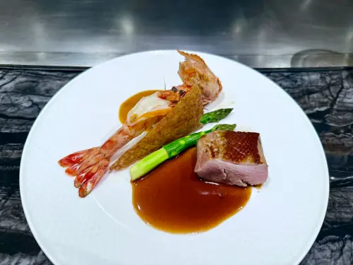 ▲「櫻桃鴨胸｜炙燒大明蝦」。（圖／記者蕭涵云攝）