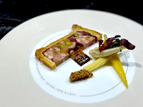 ▲「酥皮肉凍派｜鴨肝、牛舌、開心果」。（圖／記者蕭涵云攝）