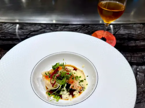 ▲「法式龍蝦佐主廚特製醬汁｜花園沙拉」佐冉冉茶事 「赤香日月潭紅玉紅茶」。（圖／記者蕭涵云攝）