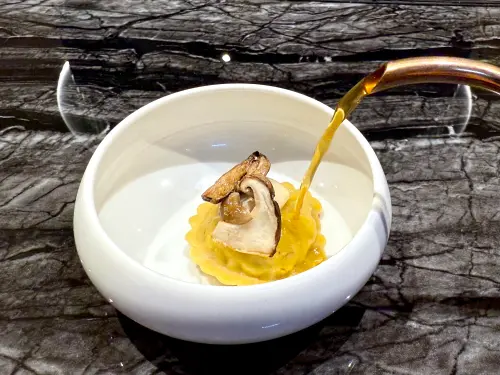 ▲「鵪鶉義式餃｜野菇清湯」。（圖／記者蕭涵云攝）