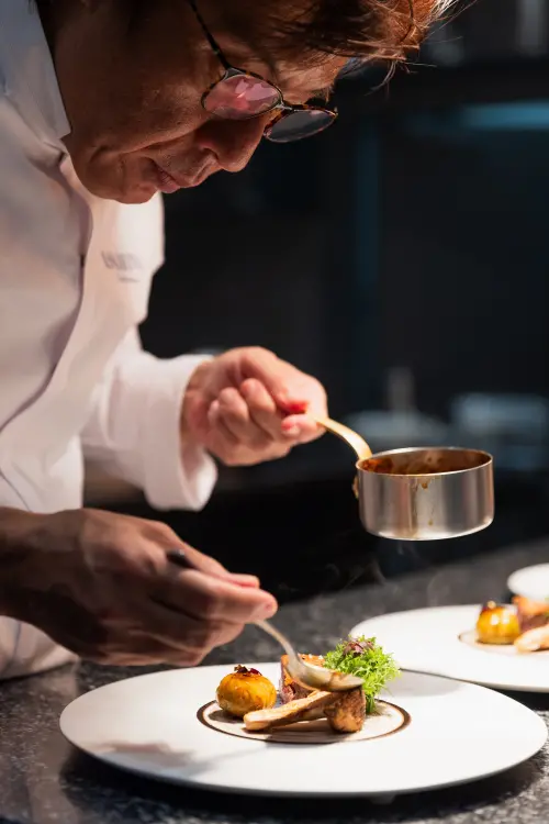 ▲ASAHINA Gastronome的主廚朝比奈悟，擁有超過三十年的廚藝歷程，料理根植於法式經典，同時融入現代精神與日本職人的細膩。（圖／漢來美食提供）