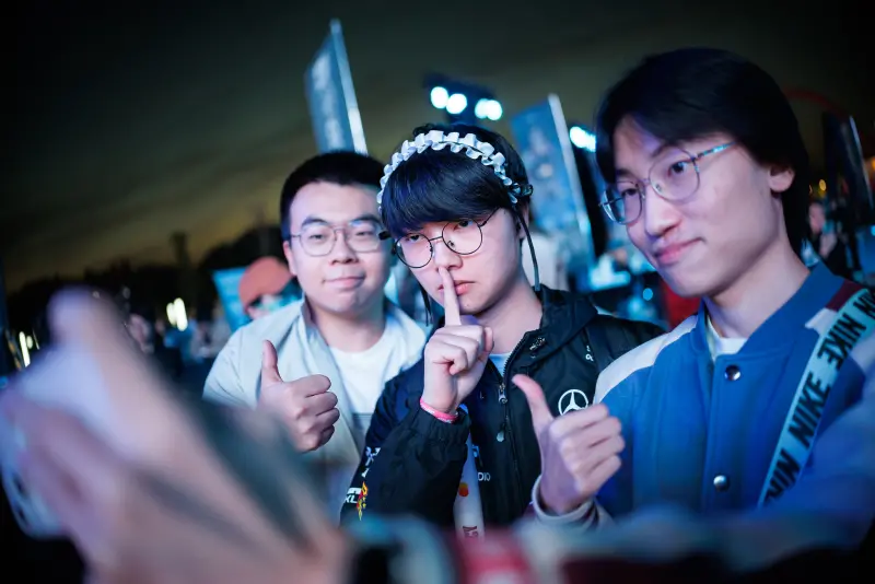 LOL世界賽／中國女Faker現場看T1打IG！與本尊隔空合照　粉絲嗨翻