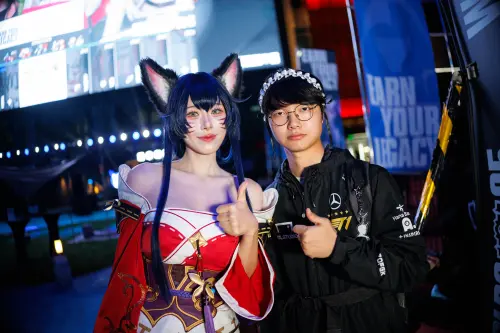 ▲中國女Faker「莎赫兒」與阿璃Coser合照。（圖／LOL Esports Flickr）